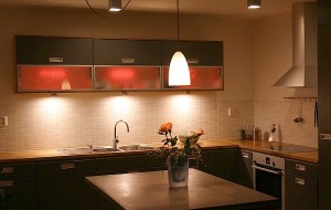 Elegant-Kitchen-Lighting-in-Modern-House-Interior-with-Pendants