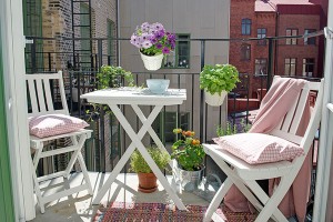 Small-Patio-Decorating-02-1-Kindesign