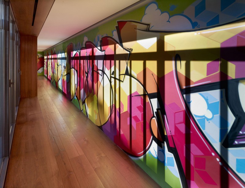 modern-unique-corridor-design-laminate-flooring-wall-mural-ideas